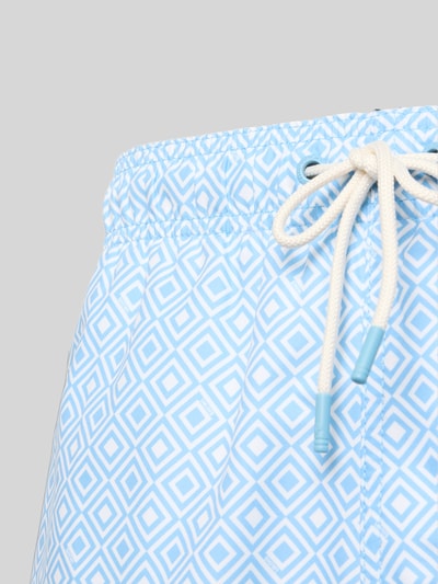 Produktfoto, Badehose mit Label-Patch Modell 'Mike' von Shiwi für Herren im Loose-Fit mit elastischem Bund, Kordelzug und Gesäßleistentasche, blau-weißes grafisches Muster, feine Webstruktur.
