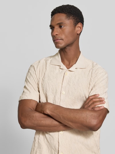 Männermodel trägt Regular Fit Freizeithemd aus reiner Baumwolle von Marc O'Polo, Optik: Unifarben, Materialverarbeitung: Jacquard, Nahaufnahme Oberkörper.