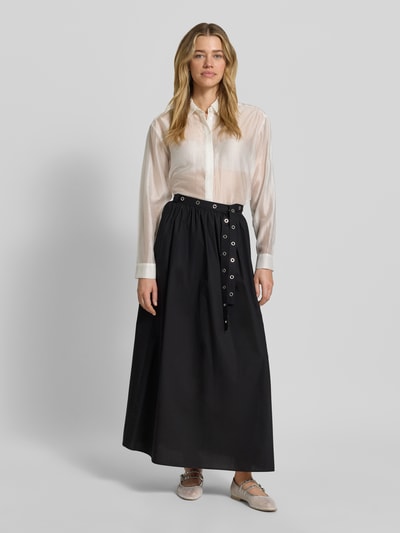 Vrouwenmodel draagt Ausgestellter Midi-Rock aus reiner Baumwolle Modell 'C_VIDOL' van BOSS Orange in effen kleuren, regular fit, uitlopend, midilengte, met labelapplicatie, riem, verborgen ritssluiting, rechte zoom, zij-steekzakken, van puur katoen. Ganzkörperansicht van voren.