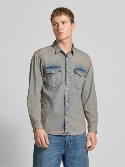 Mannelijk model draagt Relaxed Fit Jeanshemd met borstzakken Model 'WESTERN' van Levi's®, puur katoen, knoopsluiting, kentkraag, labeldetail, afgeronde zoom, sportmanchetten, grijsblauw met denimdetails, Ganzkörperansicht van voren.