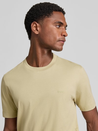 Männermodel trägt Regular Fit T-Shirt aus reiner Baumwolle Modell 'Thompson' von BOSS in Hellgelb, weiche Textur, Nahaufnahme Oberkörper, Herren T-Shirt von BOSS.