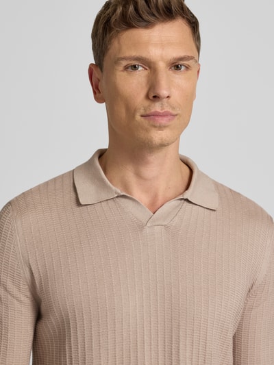 Männermodel trägt Strickpullover mit Umlegekragen Modell 'Galdino' von JOOP! Collection, Baumwoll-Mix, Strukturmuster, Label-Detail, Nahaufnahme Oberkörper.