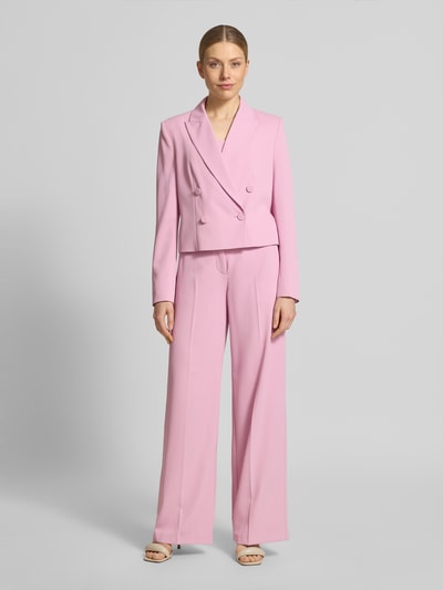 Vrouwenmodel draagt Hose mit weitem Bein und Paspeltaschen am Gesäß van Jake*s Cocktail in lichtroze, materiaal-mix met stretch, wijde pijpen, vouwplooien, paspelzakken achter, volledige lichaamsaanzicht van voren.