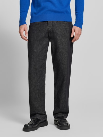 Männermodel trägt Jeans mit 5-Pocket-Design von Drykorn in dunklem Blau, Reine Baumwolle, lockerer Schnitt, Ganzkörperansicht von vorne.