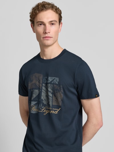 Männermodel trägt dunkelblaues T-Shirt mit Label-Print und Rundhalsausschnitt von PME Legend aus Reine Baumwolle, Regular-Fit, Nahaufnahme Oberkörper. Rückenlänge bei Größe M: 72 cm.