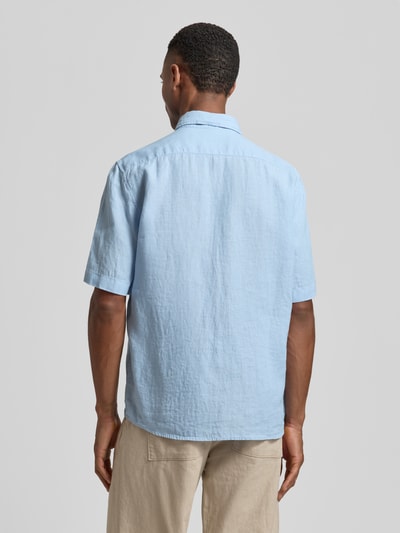 Männermodel trägt Regular Fit Freizeithemd aus reinem Leinen von Marc O'Polo, hellblau, unifarben, Flammgarn, Ganzkörperansicht Rückansicht.