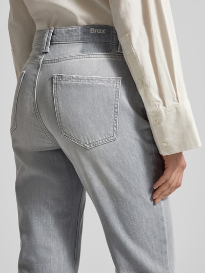 Kobiece modelka nosi Flared Jeans mit Eingrifftaschen Modell 'Mary' von BRAX w szarym kolorze, wpuszczane kieszenie, Szerokość w rozmiarze 36: 41 cm, detaliczne zdjęcie tylnej części