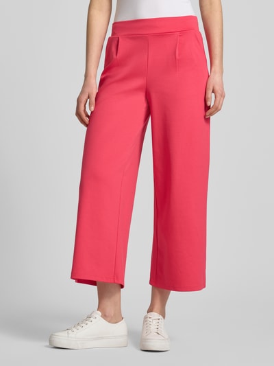 Frauenmodel trägt Wide Leg Sweatpants mit elastischem Bund Modell 'Kate' von ICHI in Pink, Material-Mix mit Viskose-Anteil, Nahaufnahme Oberkörper.
