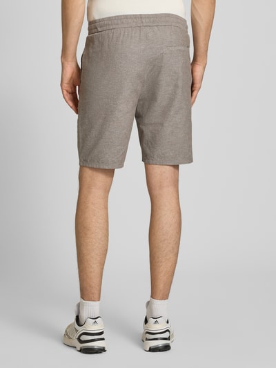 Männermodel trägt Regular Fit Bermudas aus Baumwoll-Leinen-Mix Modell 'LINUS' von Only & Sons, unifarben, Ganzkörperansicht Rückansicht.