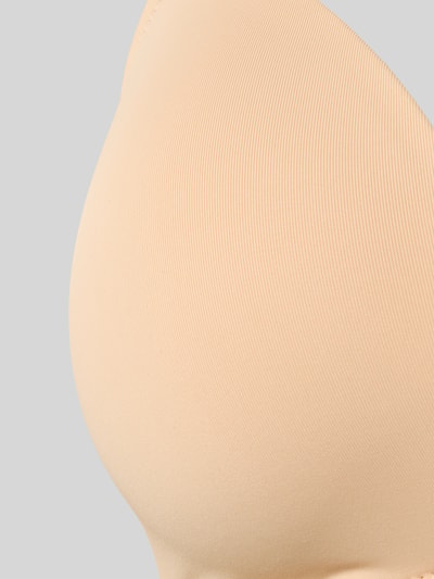 Frauenmodel trägt Regular Fit BH mit Hakenverschluss von Skiny aus Elastischer-Material-Mix in Beige, feine Struktur, Nahaufnahme Oberkörper.