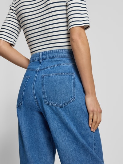 Frauenmodel trägt Barrel-Leg-Fit Jeans - curated by Tinvcb von SIC, blau, Taschen, mittlere Bundhöhe, Ganzkörperansicht Rückansicht.