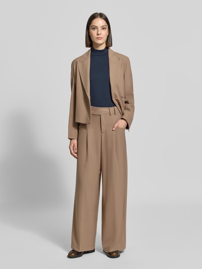 Kobieta modelka nosi Slim Fit Langarmshirt aus Viskose-Mix model 'MULTIF' od Weekend Max Mara w kolorach granatowym i beżowym, całopostaciowe ujęcie z przodu.