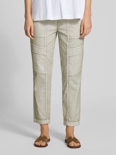 Frauenmodel trägt TONI Cargohose mit Pattentaschen Modell 'SUE' in hellem Beige, Baumwoll-Mix, elastischer Bund, Nahaufnahme Unterkörper.