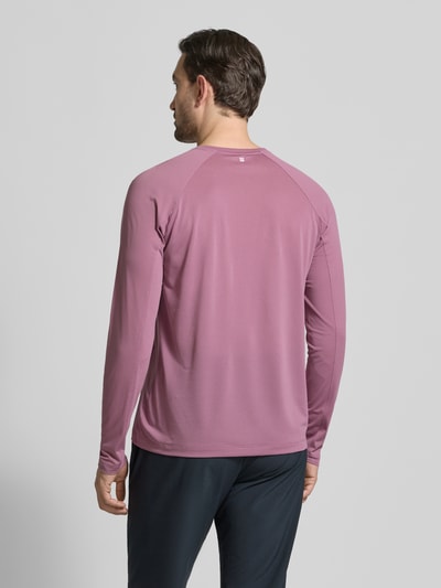 Männermodel trägt Funktionsshirt mit Logo und Rundhalsausschnitt van Salomon in regular fit, langem mouw, ruglengte 70 cm, Ganzkörperansicht Rückansicht.