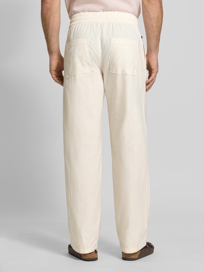 Männermodel trägt Regular Fit Hose aus Leinen-Baumwoll-Mix Modell 'barton' von Matinique in Beige, lockere Passform, Rückansicht Ganzkörperansicht. Elastischer Bund, Bundweite Größe M: 42 cm, Innenbeinlänge: 81 cm.