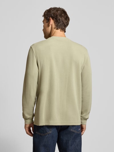 Männermodel trägt Regular Fit Langarmshirt aus Baumwoll-Mix Modell 'We_Tempest' von BOSS Orange in hellem Beige, Ganzkörperansicht Rückansicht.