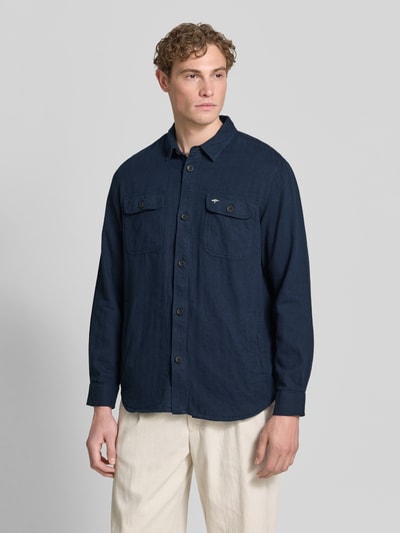 Männermodel trägt Regular Fit Hemdjacke aus Leinen-Baumwoll-Mix mit Kentkragen von Fynch-Hatton, dunkelblau, Brusttaschen, Label-Stitching, Rückenlänge 80 cm bei Größe M, Ganzkörperansicht von vorne.
