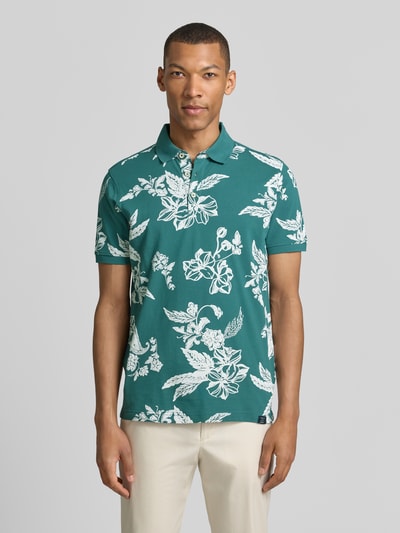 Männermodel trägt Modern Fit Poloshirt mit Label-Detail von Lerros, reine Baumwolle, florales Muster, Ganzkörperansicht von vorne.