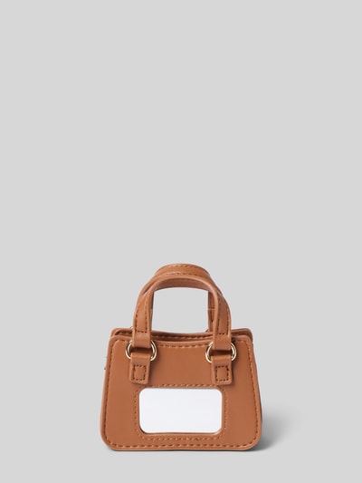 Produktfoto, Tasche in Leder-Optik mit Logo-Detail von Guess in Braun mit offenem Hauptfach und Tragehenkeln vor grauem Hintergrund.