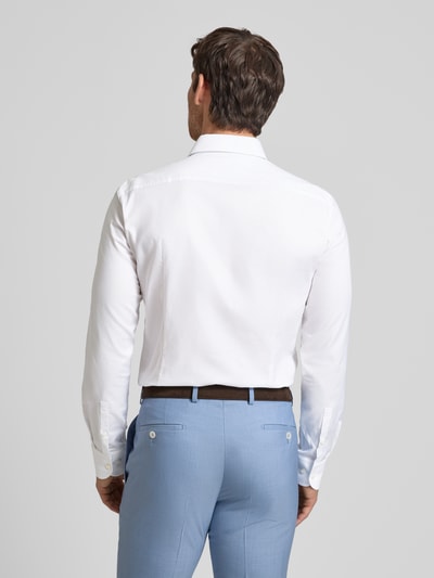 Männermodel trägt Slim Fit Businesshemd aus Baumwoll-Mix Modell 'H-HANK-SP-C1' von BOSS, Optik: Unifarben, Struktur, Ganzkörperansicht Rückansicht.