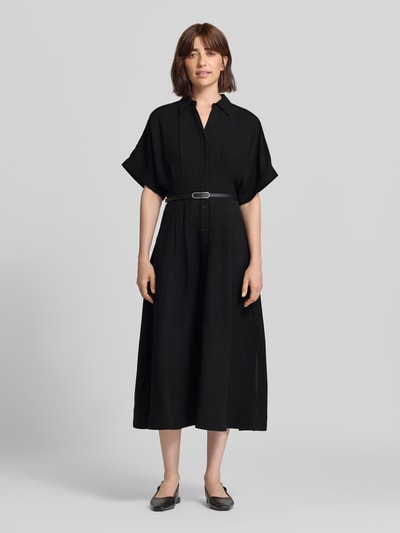 Frauenmodel trägt Hemdblusenkleid aus Viskose-Leinen-Mix mit Gürtel von MORE & MORE, A-Linie, Midikleid, schwarze Farbe, Ganzkörperansicht von vorne.