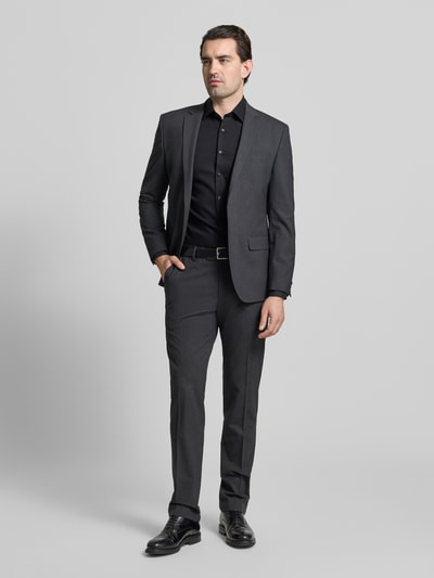 Männermodel trägt Slim Fit Business Hemd aus Baumwolle mit Kentkragen von OLYMP Level Five, dunkle Farben, glatte Textur, Ganzkörperansicht von vorne. Herren Business-Hemd, Baumwoll-Elasthan-Mix, Knopfleiste, Rückenlänge 81 cm, Schulterbreite 42 cm, Ärmellänge 67 cm.