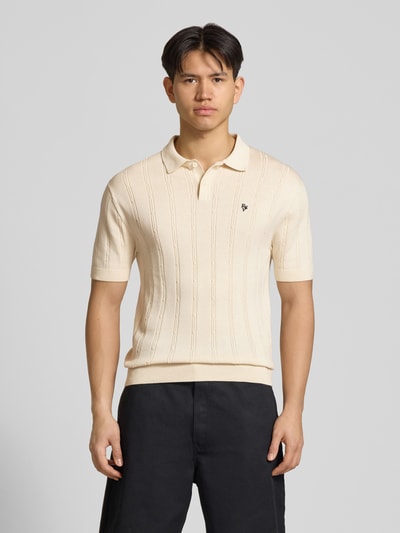 Männermodel trägt Slim Fit Strick-Poloshirt mit Label-Stitching von REVIEW, Zopfmuster, Reine Baumwolle, Knopfleiste, Ganzkörperansicht von vorne.