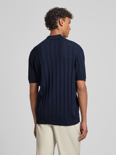 Männermodel trägt Slim Fit Poloshirt mit Knopfleiste von Manuel Ritz aus Reine Baumwolle, Strukturmuster, Strickshirt, Rückenlänge 71 cm, Ganzkörperansicht Rückansicht