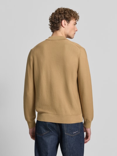 Mężczyzna nosi Regular Fit Poloshirt aus reiner Baumwolle von Lacoste, kolor beżowy, gładka tekstura, Ganzkörperansicht Rückansicht.