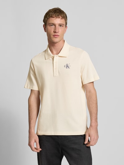 Männermodel trägt Easy Fit Poloshirt mit Polokragen von Calvin Klein Jeans, Reine Baumwolle, Label-Stitching, Ganzkörperansicht von vorne.