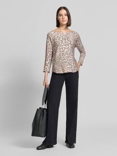 Frauenmodel trägt T-Shirt aus Viskose-Mix mit Strukturmuster Modell 'Samara' von ZABAIONE, beige-braune Töne, Regular Fit, 3/4-Arm, U-Boot-Ausschnitt, abgerundeter Saum, Ganzkörperansicht von vorne.