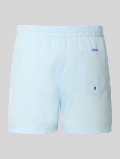 Produktfoto, hellblaue Regular Fit Badehose mit Logo-Patch von Quiksilver, Modell 'Everyday', elastischer Bund mit Tunnelzug, Rückansicht