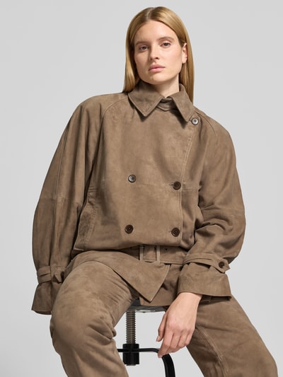 Frauenmodel trägt Jacke aus echtem Ziegenvelours von Rotate in Braun, oversized Fit, Doppelknopfleiste, Eingrifftaschen, Nahaufnahme Oberkörper.