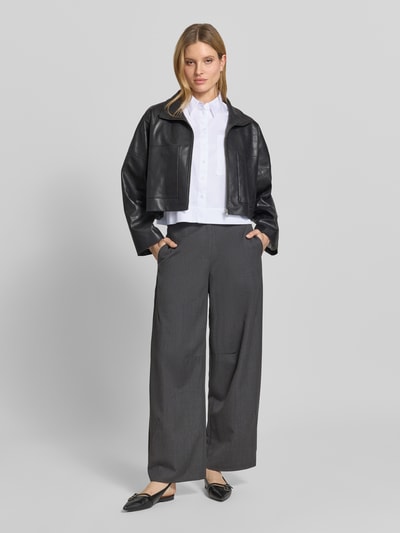 Frauenmodel trägt Hemdbluse mit Brusttasche und Kentkragen von More & More aus weißem Baumwoll-Mix mit Stretch-Anteil, Regular-Fit, sichtbar auf Ganzkörperansicht von vorne.