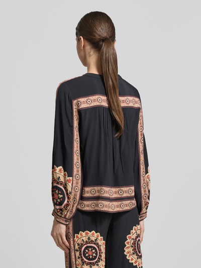 Frauenmodel trägt Relaxed Fit Bluse mit Rundhalsausschnitt Modell 'VALDA' von Bash im Allover-Look aus reiner Viskose, Ganzkörperansicht Rückansicht.