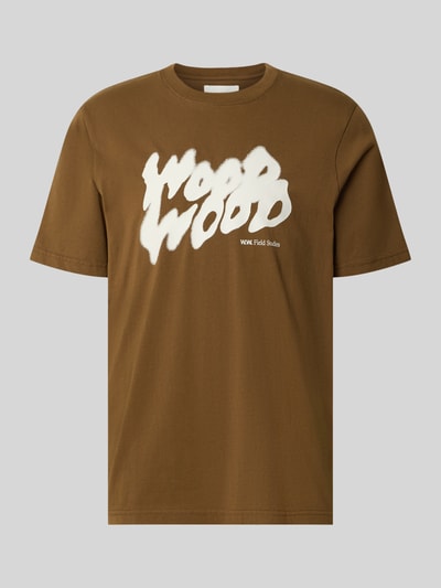 Produktfoto, braunes T-Shirt mit weißem Label-Print, aus reiner Baumwolle, regulärer Schnitt, Modell 'Bobby' von Wood Wood