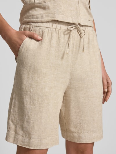 Frauenmodel trägt Leinenshorts mit elastischem Bund Modell 'Lava' von FREE/QUENT, Leinen-Mix mit Viskose-Anteil, Loose-Fit, Naturfarbe, Kordelzug und französische Eingrifftaschen, Nahaufnahme Oberkörper.