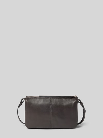 Produktfoto, Crossbody Bag aus Echtleder Modell 'Nina' von LIEBESKIND BERLIN mit Logo-Detail, geteiltem Hauptfach, Reißverschluss und schmalem Schulterriemen, Maße Breite: 24 cm, Länge: 15 cm, Tiefe: 6 cm, Riemenlänge: 120 cm, glatte dunkelbraune Oberfläche