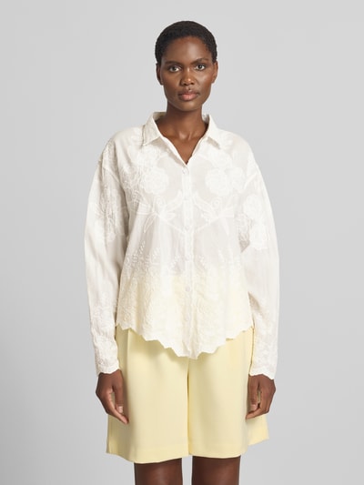Vrouwenmodel draagt Relaxed Fit Bluse aus reiner Baumwolle van Apricot, wit met all-over bloemenstitching, platte kraag, puur katoen, blouse met lange mouwen, ruglengte maat S/M 66 cm, mouwlengte maat S/M 58 cm, frontale volledige lichaamsopname.