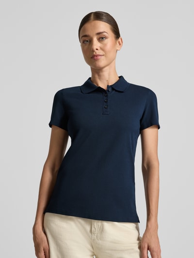 Frauenmodel trägt Regular Fit Poloshirt aus reiner Baumwolle von Tom Tailor, dunkelblau, glatte Textur, Damen Poloshirt, Nahaufnahme Oberkörper.