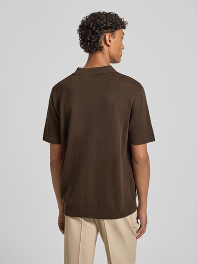 Męski model nosi Regular Fit Poloshirt aus Baumwoll-Leinen-Mix Modell 'MATTIS' od SELECTED HOMME, gładka faktura, krój regular fit, krótkie rękawy, polokragen, beżowe spodnie. Ganzkörperansicht Rückansicht.