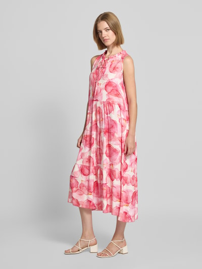 Frauenmodel trägt Midikleid aus Viskose Modell 'Vi44vii' von ZABAIONE im Allover-Look mit Stehkragen und Schnürung, Ganzkörperansicht von vorne.