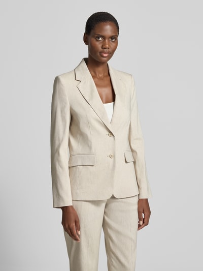 Frauenmodel trägt Blazer aus Leinen-Mix mit Viskose-Anteil, Pattentaschen Modell 'BUNDREY' von Drykorn, Beige, Taillierter Schnitt, Ganzkörperansicht von vorne.