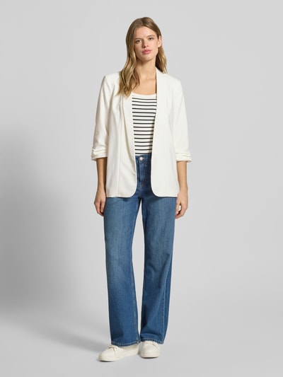 Kobiece model prezentuje Regular Fit Longblazer mit Viskose-Anteil Model 'BOSELLA' od Pieces, efekt: jednolity kolor, kołnierz z połami, poduszki na ramionach, rękaw o dł. 3/4 z marszczeniem, wykończenie materiału: tkana faktura, całkowity widok z przodu.
