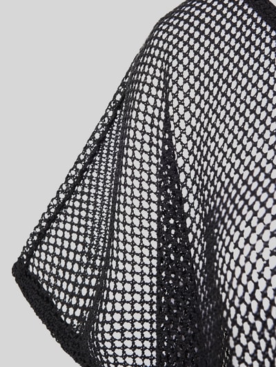 Produktfoto, Oversized T-Shirt mit Baumwoll-Anteil Modell 'KADY' von Pieces im semitransparenten schwarzen Mesh-Material, Nahaufnahme Textur