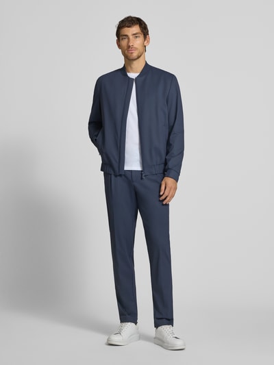 Männermodel trägt Blouson mit Zweiwege-Reißverschluss von bugatti in Dunkelblau, Material-Mix mit Stretch, Regular Fit, Ganzkörperansicht von vorne.