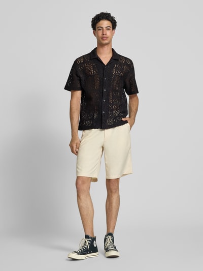 Männermodel trägt Relaxed Fit Freizeithemd aus Baumwoll-Mix Modell 'AVON' von Only & Sons in Optik: Unifarben, Struktur, Kurzarm, Ganzkörperansicht von vorne