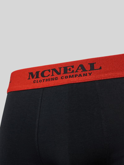 Produktfoto, Trunks mit elastischem Bund im 3er-Pack von MCNEAL, Baumwoll-Elasthan-Mix, schwarze Struktur, roter Bund mit schwarzem Logo