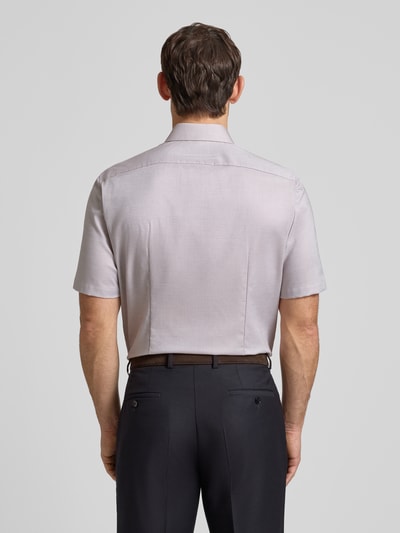 Männermodel trägt Regular Fit Business-Hemd mit Kentkragen von OLYMP, Unifarbenes-Design, Strukturmuster, Reine Baumwolle, Rückenlänge 80 cm, Schulterbreite 47 cm, Ärmellänge 27 cm, Ganzkörperansicht Rückansicht.