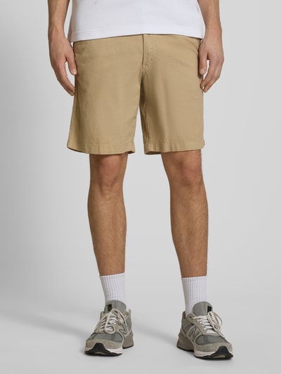 Männermodel trägt Shorts mit Tunnelzug Modell 'JAIDEN' von Jack & Jones aus Baumwoll-Leinen-Mix, Regular-Fit, Ganzkörperansicht von vorne.